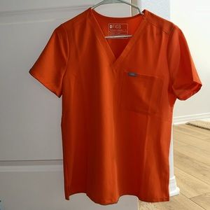 figs scrub top in sunset orange